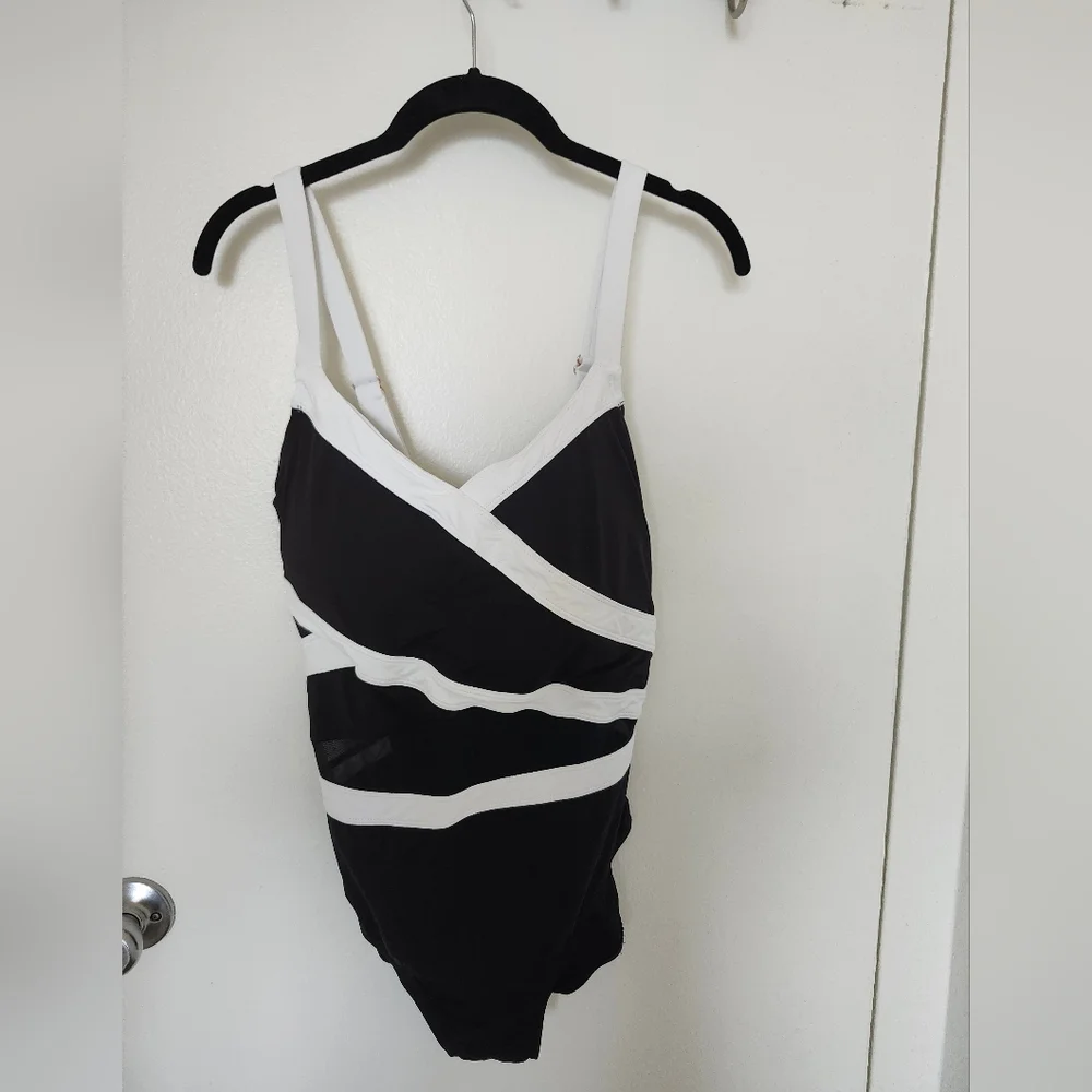 Anne Cole Black and White Swimsuit - Picture 4 of 5